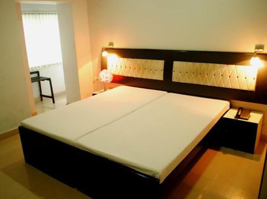 Fabexpress Neeranand Regency - Fully Vaccinated Staff Hotel Kolkata Room photo